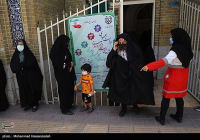 Enthusiastic Iranians Vote in Presidential Election