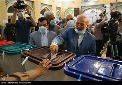 Enthusiastic Iranians Vote in Presidential Election