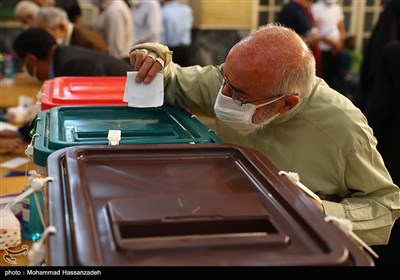 Enthusiastic Iranians Vote in Presidential Election