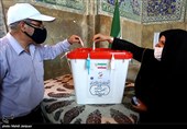 استاندار اصفهان: تا وقتی مردم در شعب باشند رأی‌گیری ادامه دارد/ در هیچ شعبه اخذ رأی ‌با کمبود تعرفه مواجه نبودیم