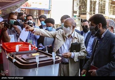 حضور مهدی چمران نامزد نمایندگی ششمین دوره انتخابات شورای شهر تهران پای صندوق رای در شعبه اخذ رأی مستقر در حرم حضرت عبدالعظیم حسنی(ع) جهت شرکت در سیزدهمین دوره انتخابات ریاست جمهوری و شوراهای شهر رای