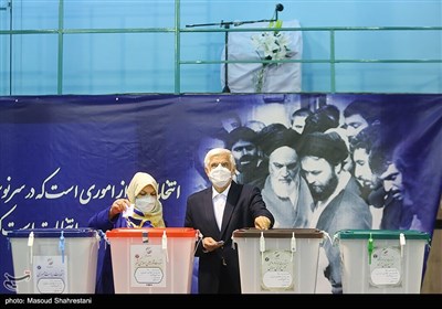 شرکت محمد رضا عارف و همسرش در حسینیه جماران برای شرکت در انتخابات 1400