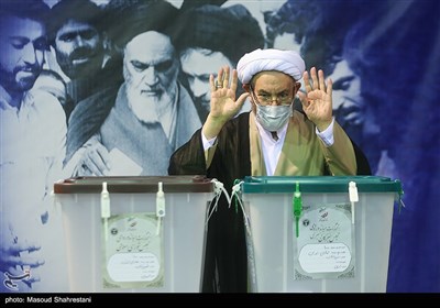 علی یونسی در حسینیه جماران برای شرکت در انتخابات 1400