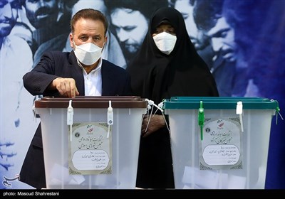 محمود واعظی رئیس دفتر رئیس جمهور و همسرش در حسینیه جماران برای شرکت در انتخابات 1400