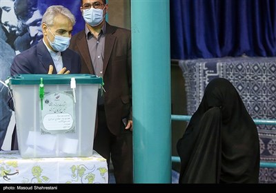 محمدباقر نوبخت در حسینیه جماران برای شرکت در انتخابات 1400