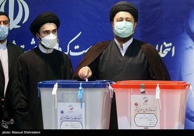 حجت الاسلام سید حسن خمینی و سید احمد خمینی در حسینیه جماران برای شرکت در انتخابات 1400