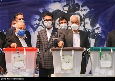 محسن مهرعلیزاده در حسینیه جماران برای شرکت در انتخابات 1400