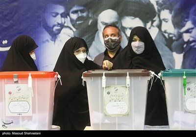 زهرا مصطفوی دختر امام خمینی در حسینیه جماران برای شرکت در انتخابات 1400
