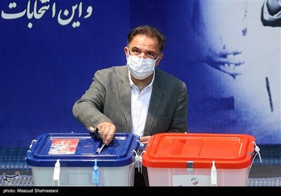 عباس آخوندی در حسینیه جماران برای شرکت در انتخابات 1400