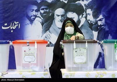 معصومه ابتکار در حسینیه جماران برای شرکت در انتخابات 1400