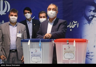 علیرضا زاکانی در حسینیه جماران برای شرکت در انتخابات 1400