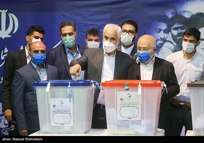 محسن مهرعلیزاده در حسینیه جماران برای شرکت در انتخابات 1400