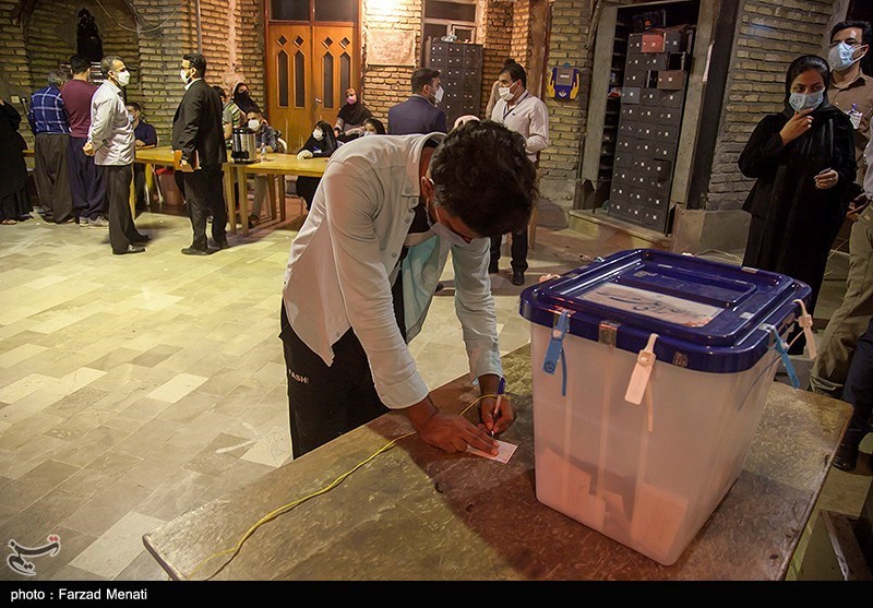 افزایش حضور مردم در شعب اخذ رأی / رأی‌گیری در استان کرمانشاه ادامه دارد + فیلم