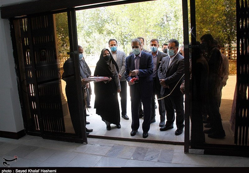 نمایشگاه آثار برگزیده جشنواره هنرهای تجسمی رضوی در استان بوشهر افتتاح شد+ تصاویر