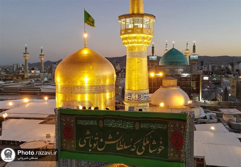 جشن میلاد امام رضا(ع) در حرم منور رضوی برپا شد