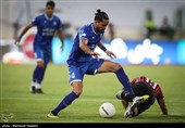 سیاوش یزدانی بازیکن تیم فوتبال استقلال تهران در دیدار با تیم فوتبال پدیده مشهد