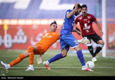 ارسلان مطهری بازیکن تیم فوتبال استقلال تهران در دیدار با تیم فوتبال پدیده مشهد