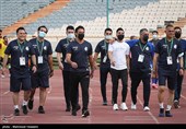 اعضای کادر فنی تیم فوتبال استقلال تهران قبل از بازی با پدیده مشهد