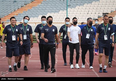 اعضای کادر فنی تیم فوتبال استقلال تهران قبل از بازی با پدیده مشهد