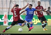 سیاوش یزدانی بازیکن تیم فوتبال استقلال تهران در دیدار با تیم فوتبال پدیده مشهد
