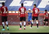 محمد نادری بازیکن تیم فوتبال استقلال تهران در دیدار با تیم فوتبال پدیده مشهد
