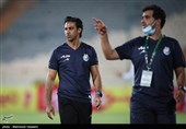 فرهاد مجیدی سرمربی تیم فوتبال استقلال تهران در بازی با تیم فوتبال پدیده مشهد