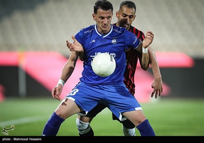 آرمان رمضانی بازیکن تیم فوتبال استقلال تهران در دیدار با تیم فوتبال پدیده مشهد