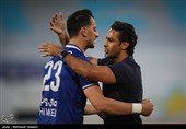خوشحالی فرهاد مجیدی و آرمان رمضانی بعد از به ثمر رسیدن گل اول استقلال تهران در دیدار با تیم فوتبال پدیده مشهد