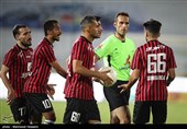 اعتراض بازیکنان تیم فوتبال پدیده مشهد به تیم داوری در دیدار مقابل استقلال تهران