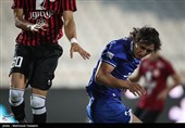 محمد نادری بازیکن تیم فوتبال استقلال تهران در دیدار با تیم فوتبال پدیده مشهد