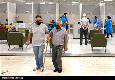 مراجعه سالمندان جهت تزریق دوز دوم واکسن کرونا در مرکز واکسیناسون ایران مال 