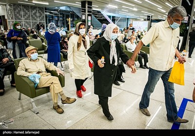 مراجعه سالمندان جهت تزریق دوز دوم واکسن کرونا در مرکز واکسیناسون ایران مال 