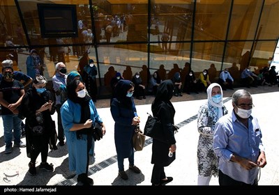 صف ورودی تزریق دوز دوم واکسن کرونا سالمندان بالای ۷۵ در مرکز واکسیناسیون (ایران مال)