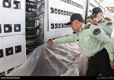 حضور سردار رحیمی در محل کشف بزرگترین مزرعه استخراج رمز ارز کشور