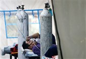 برپایی چادر در اطراف بیمارستان‌های پایتخت اندونزی برای بستری کردن مبتلایان به کووید-19