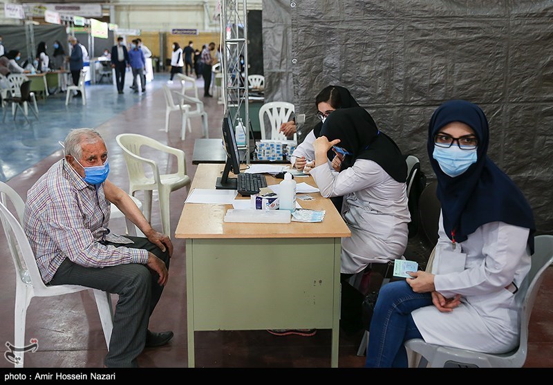 Over 900,000 Adults Get COVID Booster Shots in Iran
