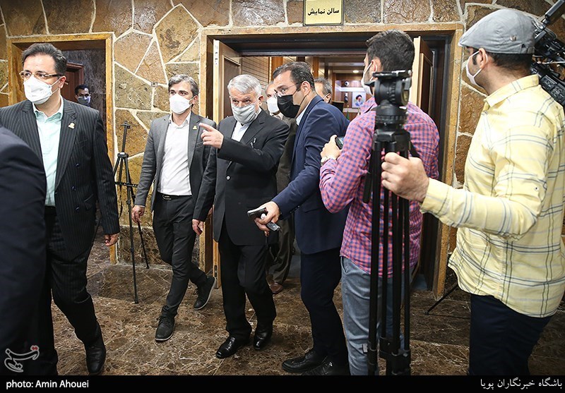 اقدام عجیب برای بدرقه کاروان ایران در اوج شیوع کرونا/ انتقال از فضای سر باز به محیط سربسته!