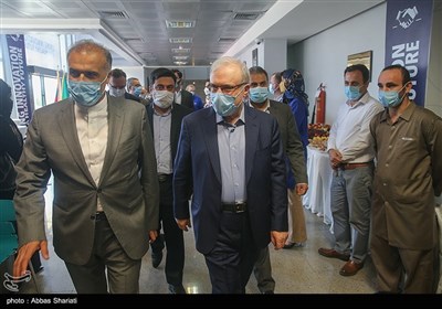 سعید نمکی وزیر بهداشت و کاظم جلالی سفیر ایران در روسیه در مراسم رونمایی از واکسن اسپوتنیک تولید مشترک ایران و روسیه