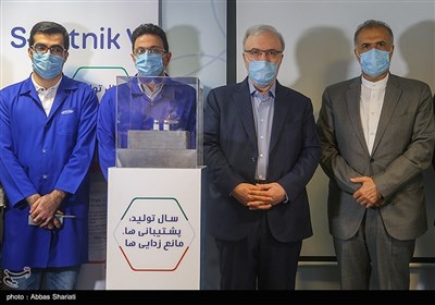 سعید نمکی وزیر بهداشت و کاظم جلالی سفیر ایران در روسیه در مراسم رونمایی از واکسن اسپوتنیک تولید مشترک ایران و روسیه