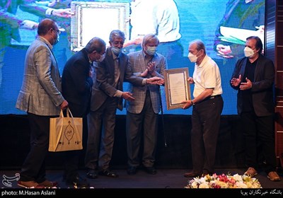 اهدای نشان فرّ فرهنگی به علی نصیریان در مراسم تجلیل از عوامل فیلم خورشید در فرهنگستان هنر 