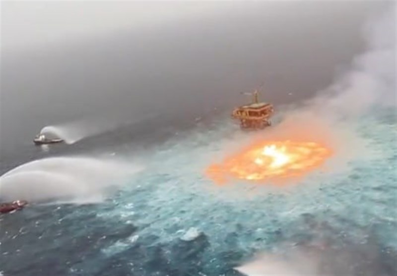 آتش‌سوزی گسترده روی آب پس از انفجار لوله گاز در نزدیکی خلیج مکزیک+فیلم