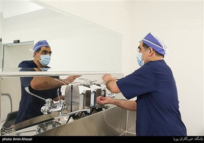 عمل جراحی اصلاح انکساری چشم توسط دکتر سید حسن قاضی زاده هاشمی وزیر سابق بهداشت در کلینیک فوق تخصصی نور شهرری