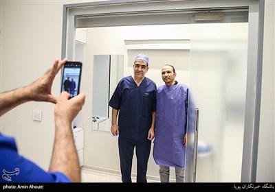 عکس یادگاری دکتر حسن قاضی زاده هاشمی وزیر سابق بهداشت با یکی از بیماران خود بعد از عمل اصلح انکساری چشم