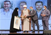 تجلیل از خانواده شهدای مدافع سلامت در سخنرانی در اختتامیه هنرواره ملی روایت جهاد