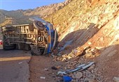 مصدومیت 10 نفر در پی واژگونی‌ مینی‌بوس در گیلانغرب
