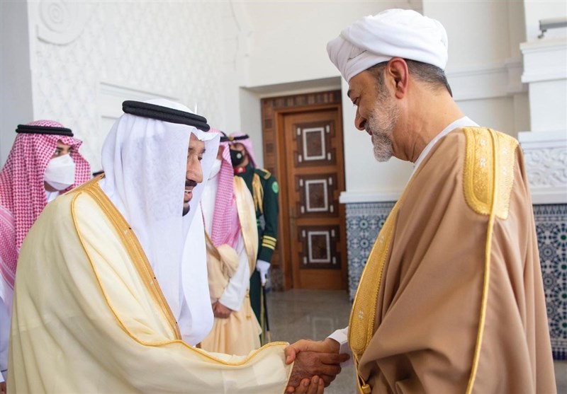 سلطان عمان در اولین سفر خارجی خود وارد عربستان سعودی شد