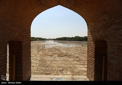 جاری شدن زاینده رود در شهراصفهان