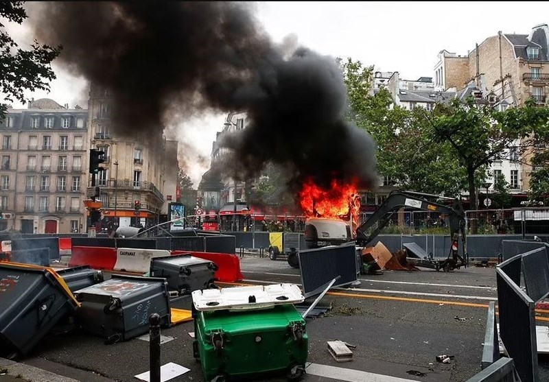 Vehicles Set Ablaze amid Clashes in Paris over Macron&apos;s New COVID Laws (+Video)
