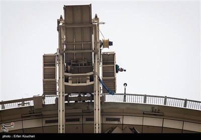 پرش از بلندترین سکوی بانجی جامپینگ دنیا در قلب تهران