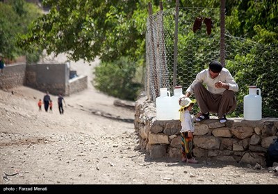 ویراش دارای سه چشمه بوده که متاسفانه بر اثر بحران خشکسالی و کم‌آبی در کشور، تنها یک چشمه آن باقی مانده است که میزان دبی آب این چشمه نیز به یک‌دهم تنزل کرده است.